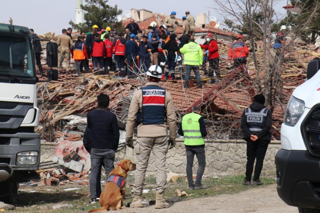 Enkaz altında kalanları arama kurtarma çalışmaları sürüyor