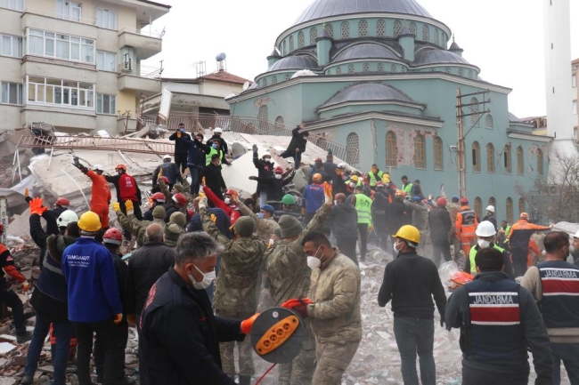Enkaz altında kalanları arama kurtarma çalışmaları sürüyor