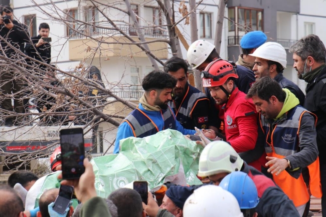 Enkaz altında kalanları arama kurtarma çalışmaları sürüyor