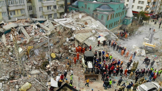 Ekiplerin enkaz altında kalan vatandaşları kurtarma çalışması