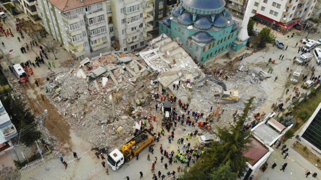 Ekiplerin enkaz altında kalan vatandaşları kurtarma çalışması