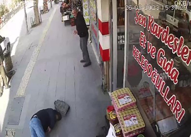 Talihsiz adamın başına asfalt düştü
