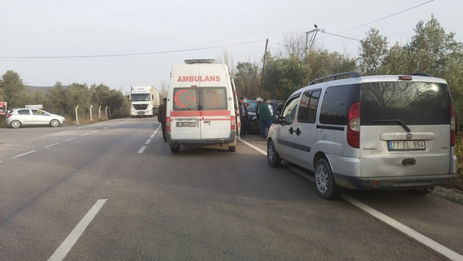 Bursa'da depremzedelerin bulunduğu araç kaza yaptı