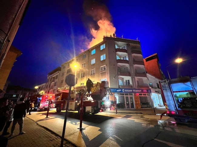 Bursa'da apartmanın çatı katında korkutan yangın