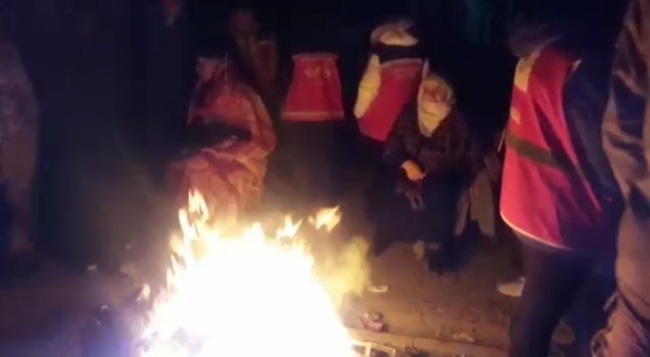 En acı bekleyiş: Anne baba, enkaz çalışmasında