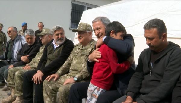 Bakan Akar'dan Mehmetçiğe tebrik ziyareti