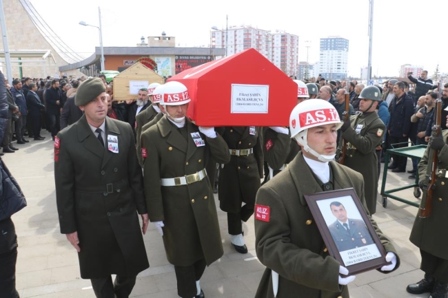 Bir aile enkaz altında yok oldu...