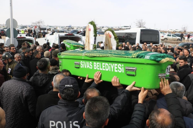 Bir aile enkaz altında yok oldu...