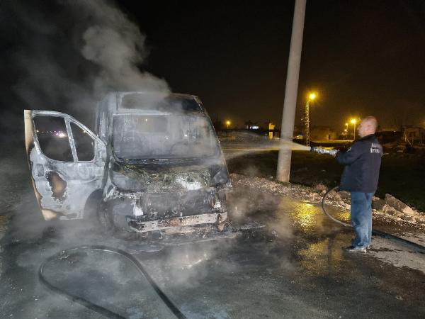 Silahlı saldırıda bulunan kişiler, kullandıkları aracı ateşe verip kaçtı