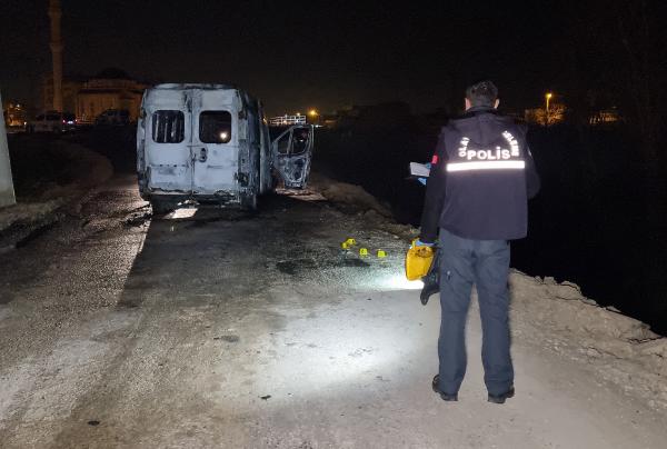 Silahlı saldırıda bulunan kişiler, kullandıkları aracı ateşe verip kaçtı