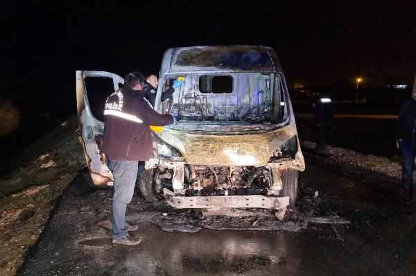 Silahlı saldırıda bulunan kişiler, kullandıkları aracı ateşe verip kaçtı
