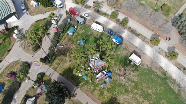 Apartmanda yaşamaya korkan depremzedeler parkta konaklıyor