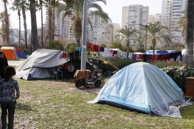Apartmanda yaşamaya korkan depremzedeler parkta konaklıyor