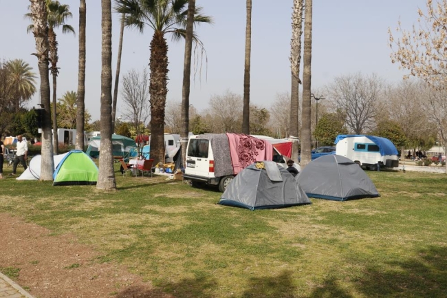 Apartmanda yaşamaya korkan depremzedeler parkta konaklıyor