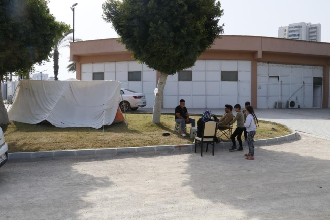 Apartmanda yaşamaya korkan depremzedeler parkta konaklıyor