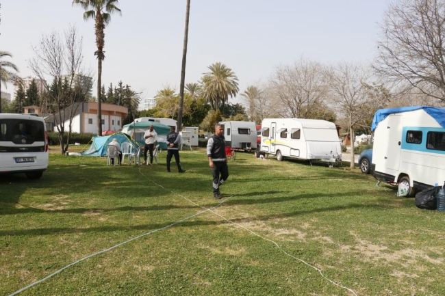 Apartmanda yaşamaya korkan depremzedeler parkta konaklıyor