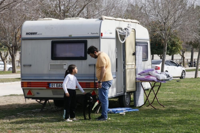 Apartmanda yaşamaya korkan depremzedeler parkta konaklıyor