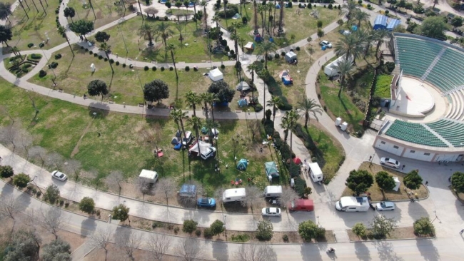 Apartmanda yaşamaya korkan depremzedeler parkta konaklıyor