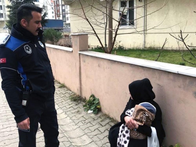Kundağa sarılı bez oyuncak ile dilencilik yaparken yakalandı