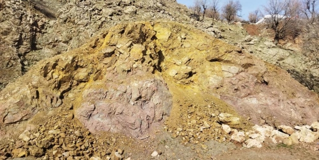 Deprem sonrası dağdan kopan kaya parçaları tehlike saçıyor
