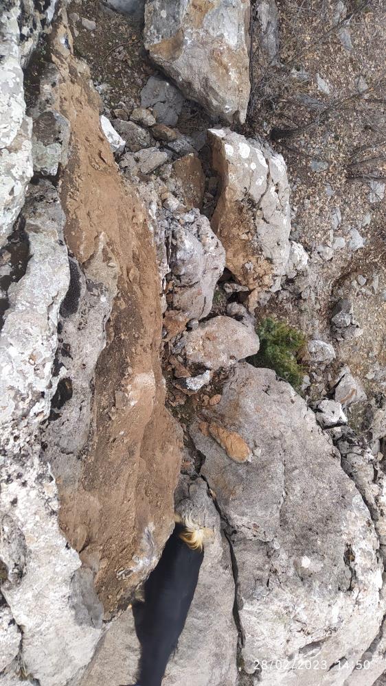 Deprem sonrası dağdan kopan kaya parçaları tehlike saçıyor