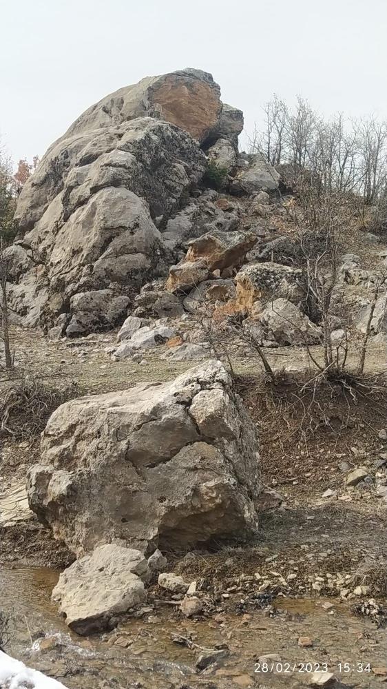 Deprem sonrası dağdan kopan kaya parçaları tehlike saçıyor