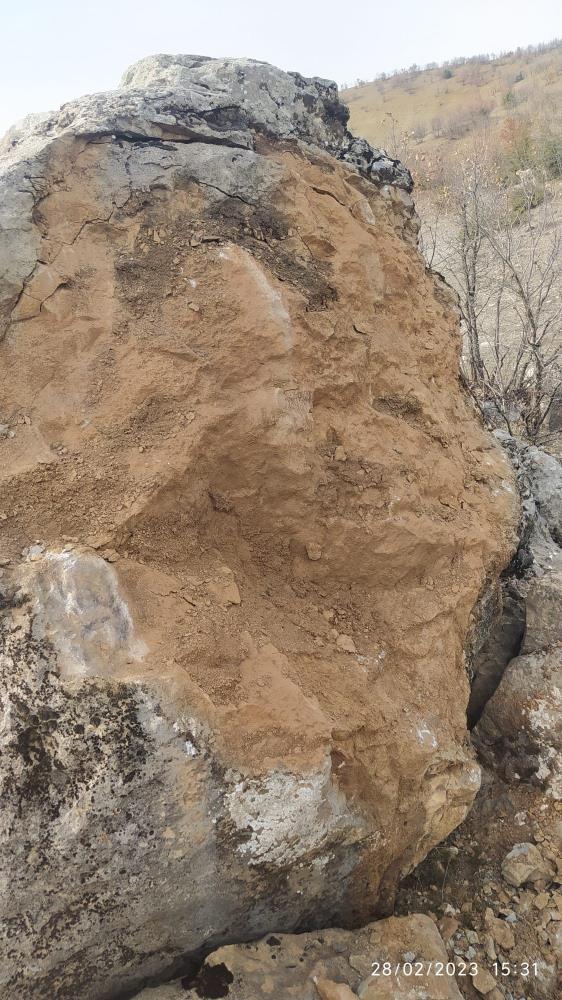 Deprem sonrası dağdan kopan kaya parçaları tehlike saçıyor