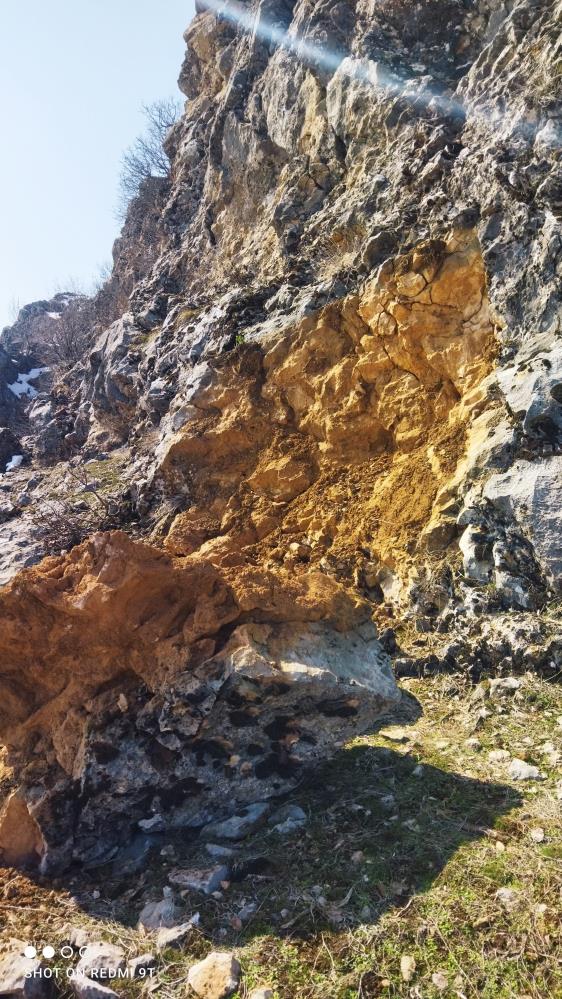 Deprem sonrası dağdan kopan kaya parçaları tehlike saçıyor