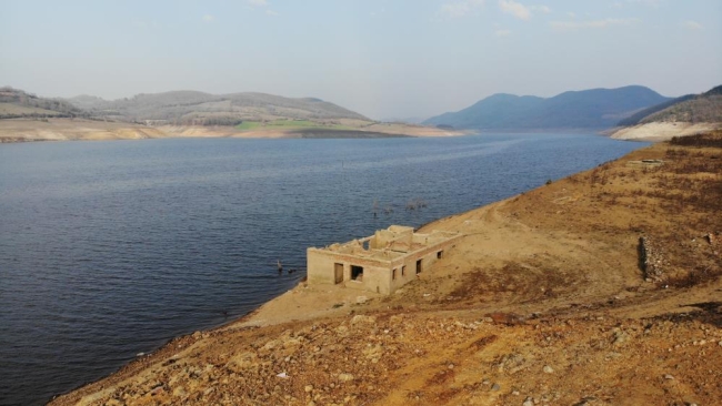 Sular altında kalan eski köy kuraklıkla gün yüzüne çıktı