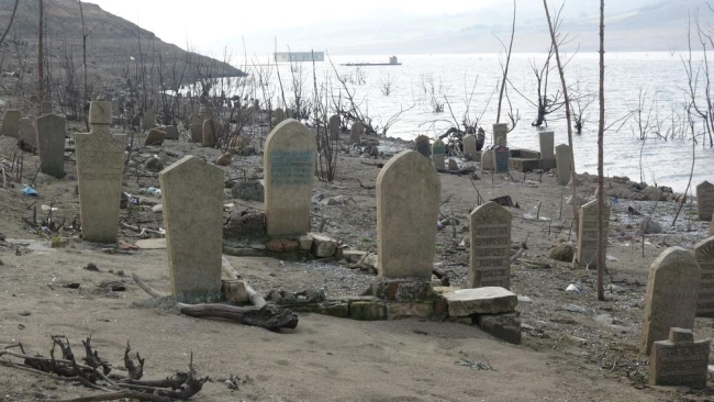 Sular altında kalan eski köy kuraklıkla gün yüzüne çıktı