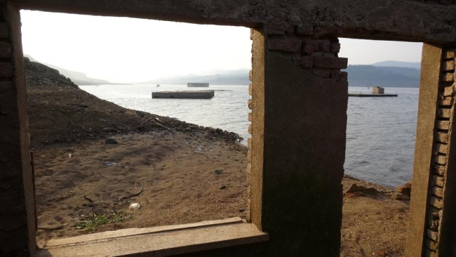Sular altında kalan eski köy kuraklıkla gün yüzüne çıktı