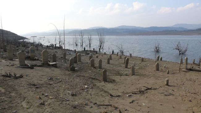 Sular altında kalan eski köy kuraklıkla gün yüzüne çıktı