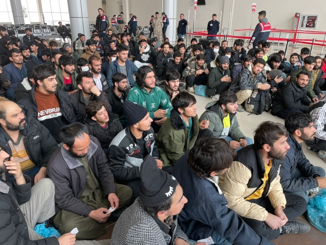 Afganistanlı136 kaçak göçmen yakalandı
