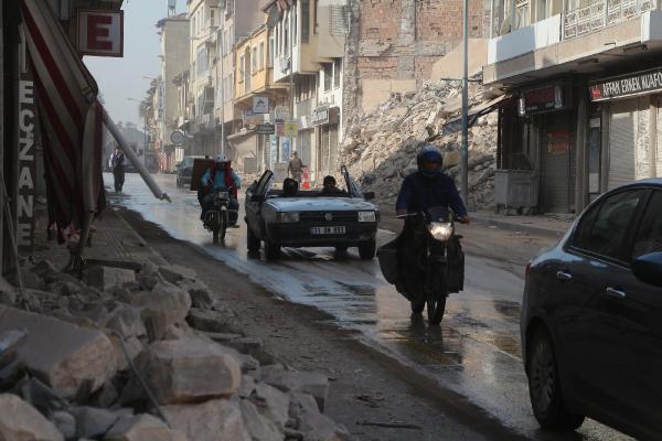 Depremzede aracını, tavanını kestirerek enkazdan çıkarttırmış