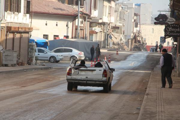 Depremzede aracını, tavanını kestirerek enkazdan çıkarttırmış