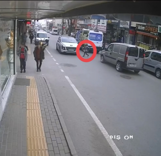 Bursa'da yolun karşısına geçmek isteyen çocuğa otomobil çarptı
