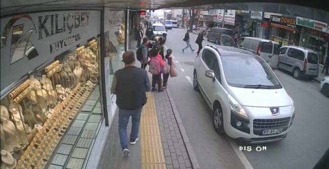 Bursa'da yolun karşısına geçmek isteyen çocuğa otomobil çarptı