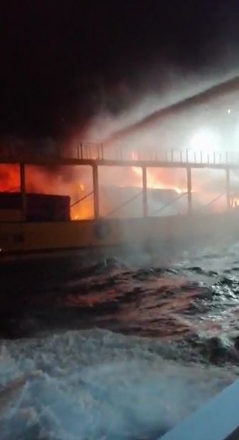 Yanan feribotta 30 kişi dumandan etkilendi