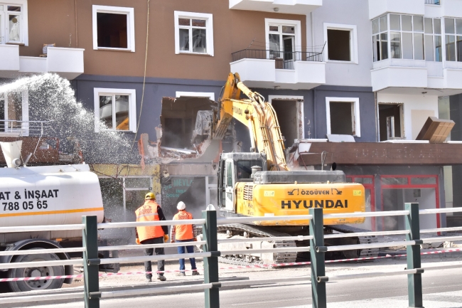 Niğde'de ağır hasarlı binalarda yıkımlar başladı