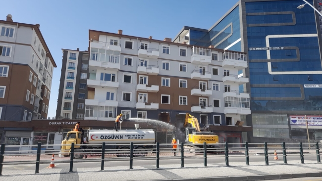 Niğde'de ağır hasarlı binalarda yıkımlar başladı