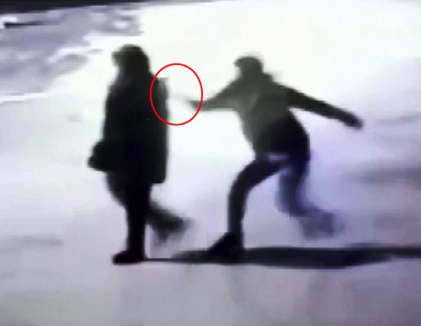 Yolda yürüyen kadını sırtından bıçaklamıştı: Sanığa tahliye kararı