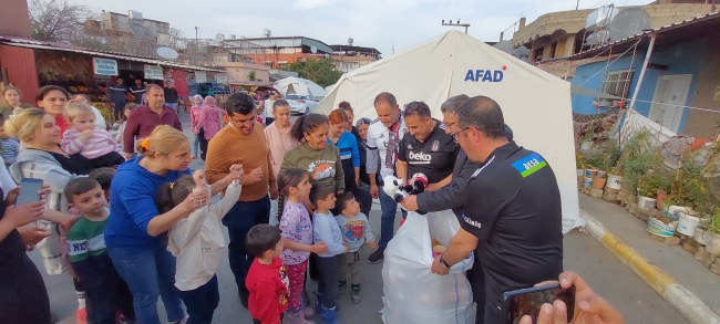 Tribünlerinden atılan oyuncaklar, çocuklara ulaştı