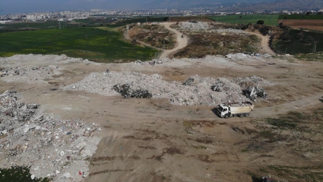 İskenderun enkazını kaldıran ekiplerden hummalı çalışma