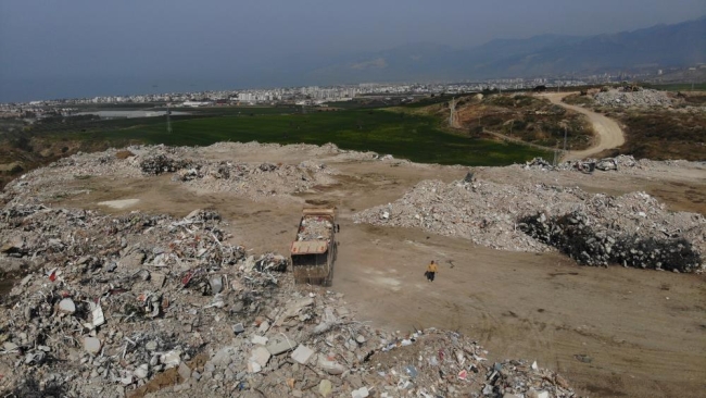 İskenderun enkazını kaldıran ekiplerden hummalı çalışma