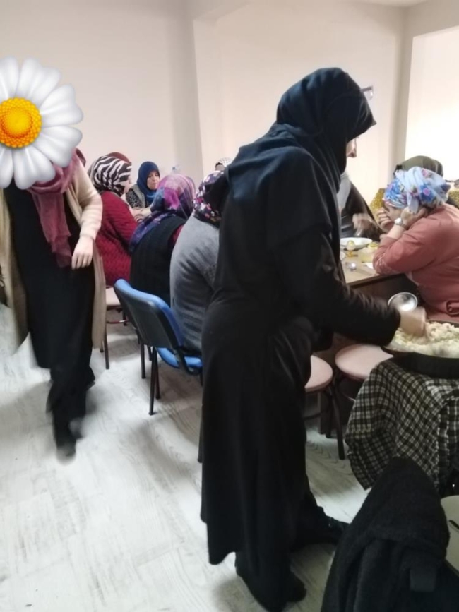 Karacabey'de kadınlar depremzedeler için çalışıyor