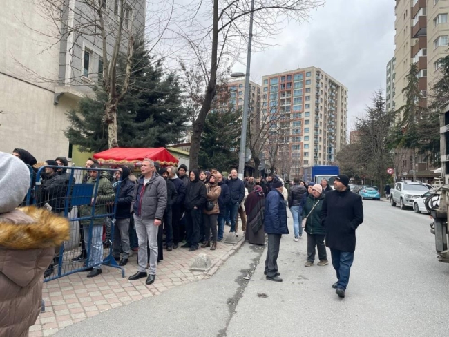SGK binaları önünde uzun EYT kuyruğu