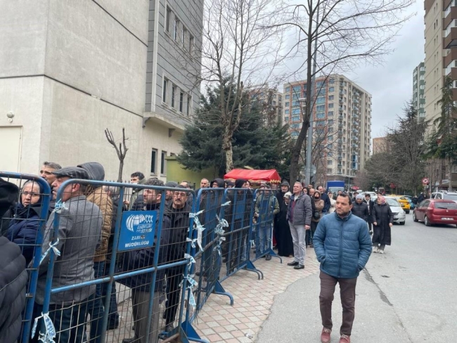 SGK binaları önünde uzun EYT kuyruğu