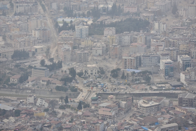 Enkaz kaldırma çalışmaları Hatay'da toz bulutu oluşturdu