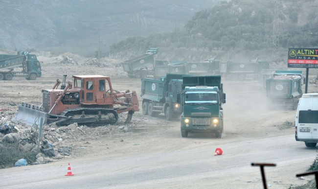 Enkaz kaldırma çalışmaları Hatay'da toz bulutu oluşturdu