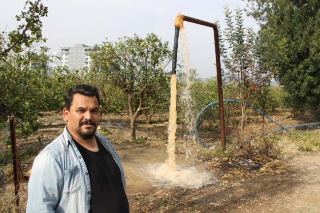 Deprem bölgesindeki bahçelere çamurlu su akıyor